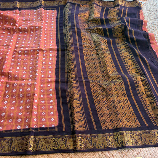 Peach Saree With Deep Brown Border, Hand knotted Sungudi On Cotton saree, Kaikattu Sungudi