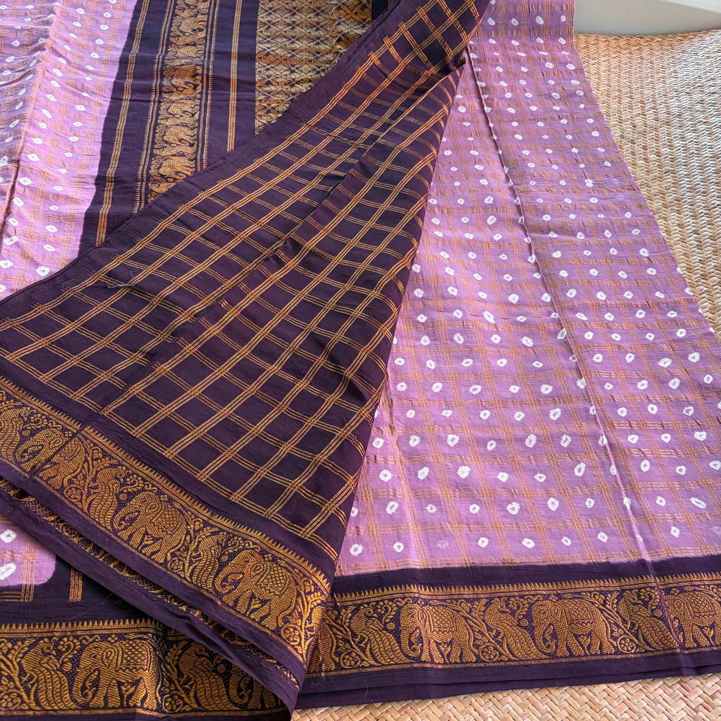Lilac Saree With Deep Purple Border, Hand knotted Sungudi On Cotton saree, Kaikattu Sungudi