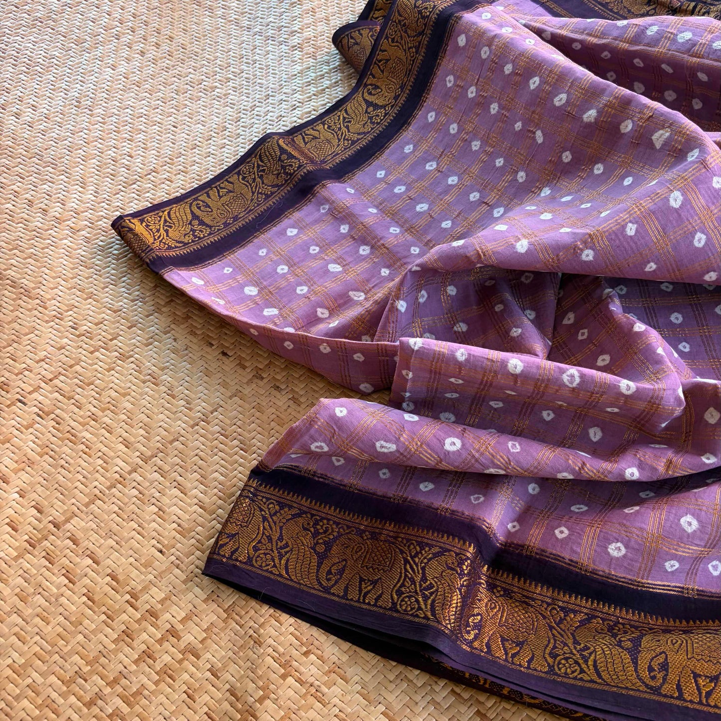 Lilac Saree With Deep Purple Border, Hand knotted Sungudi On Cotton saree, Kaikattu Sungudi