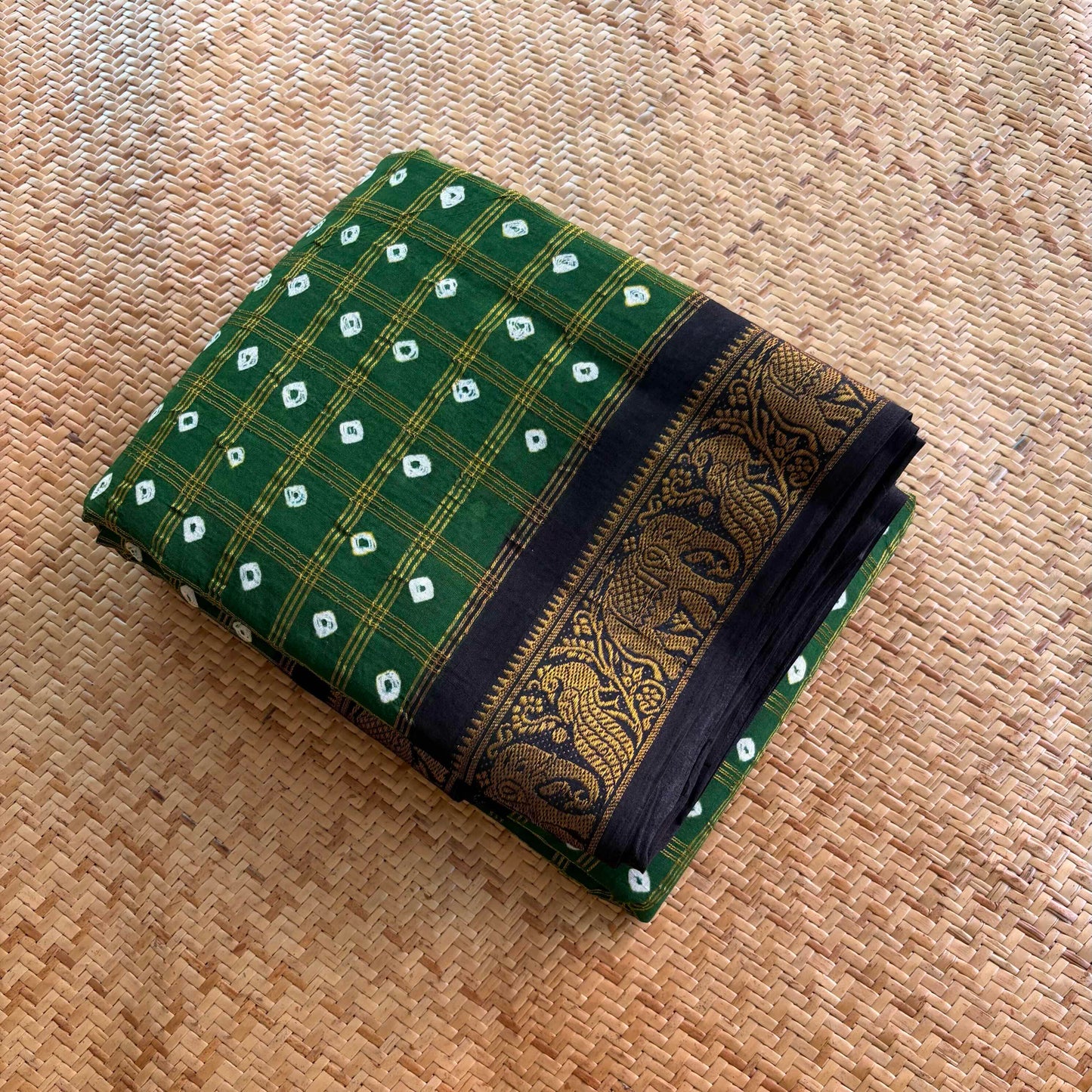 Green Saree With Black Border, Hand knotted Sungudi On Cotton saree, Kaikattu Sungudi