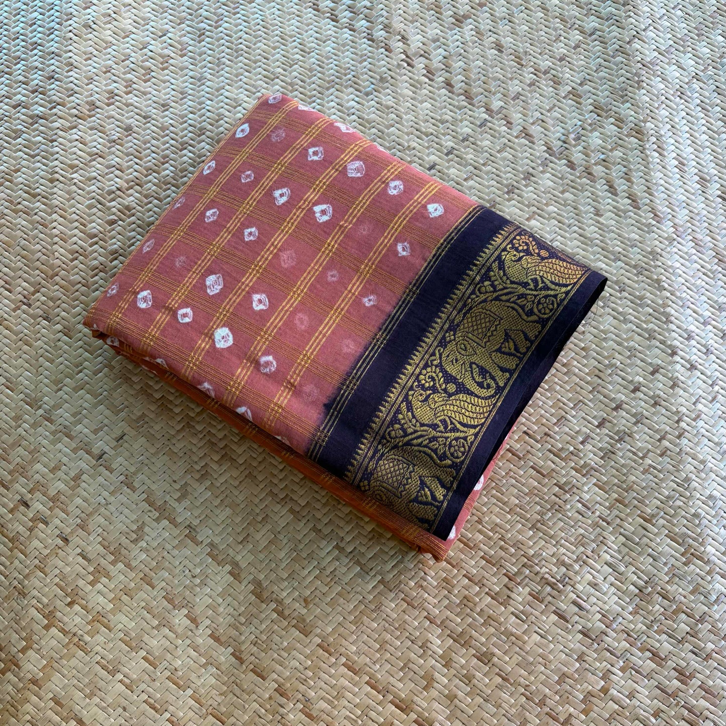 Peach Saree With Deep Brown Border, Hand knotted Sungudi On Cotton saree, Kaikattu Sungudi