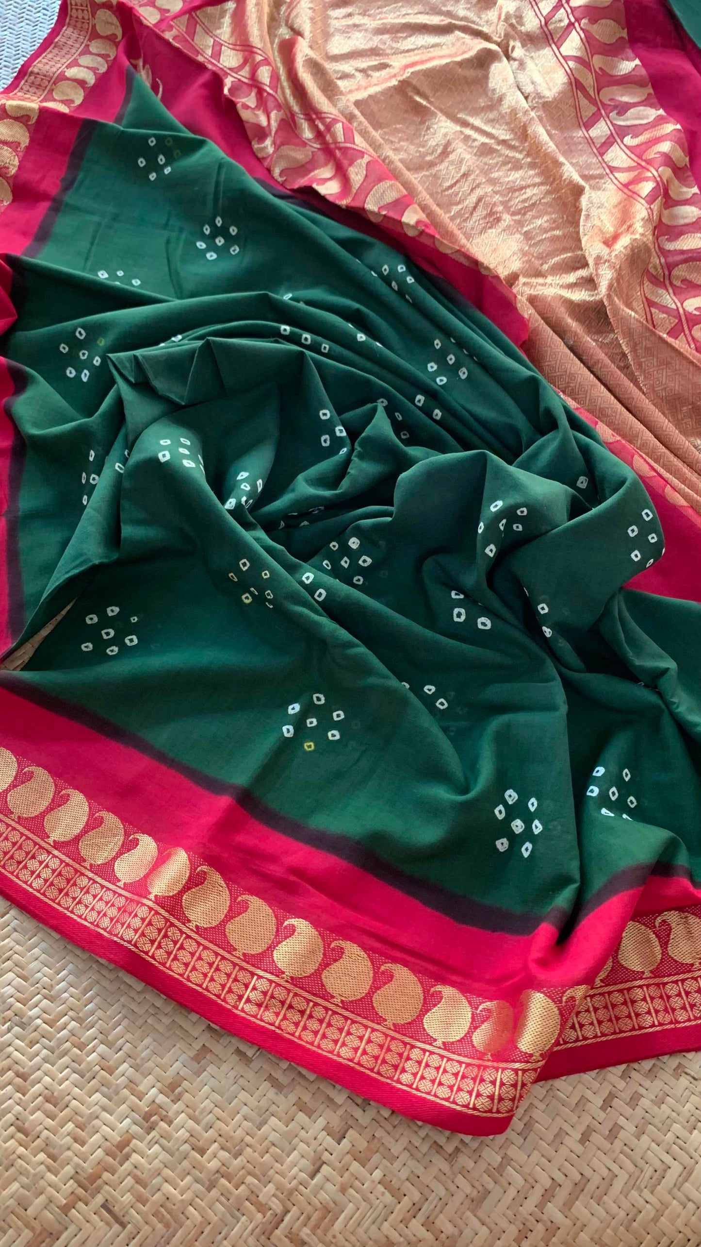 7 dots, Green, Hand knotted Sungudi On a Hand woven Grand Pallu Cotton saree, Kaikattu Sungadi