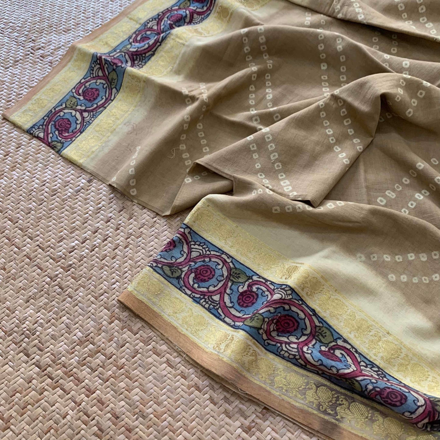 Beige Kaikattu Sungudi Saree With Kalamkari Border, Pallu And Blouse Piece On a Hand woven Cotton saree, Kaikattu Sungadi