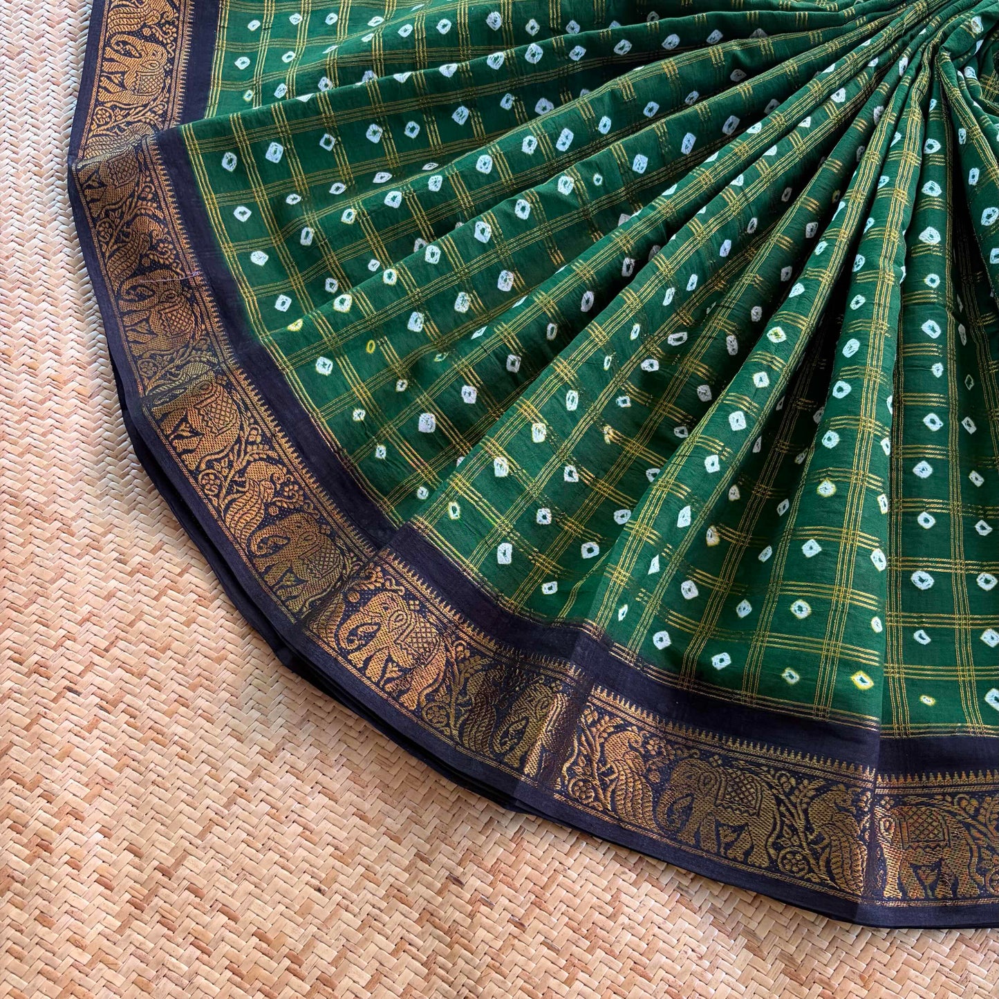 Green Saree With Black Border, Hand knotted Sungudi On Cotton saree, Kaikattu Sungudi
