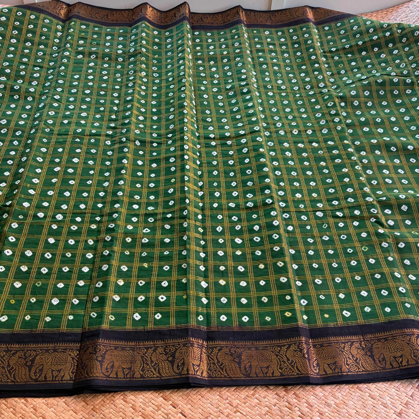 Green Saree With Black Border, Hand knotted Sungudi On Cotton saree, Kaikattu Sungudi