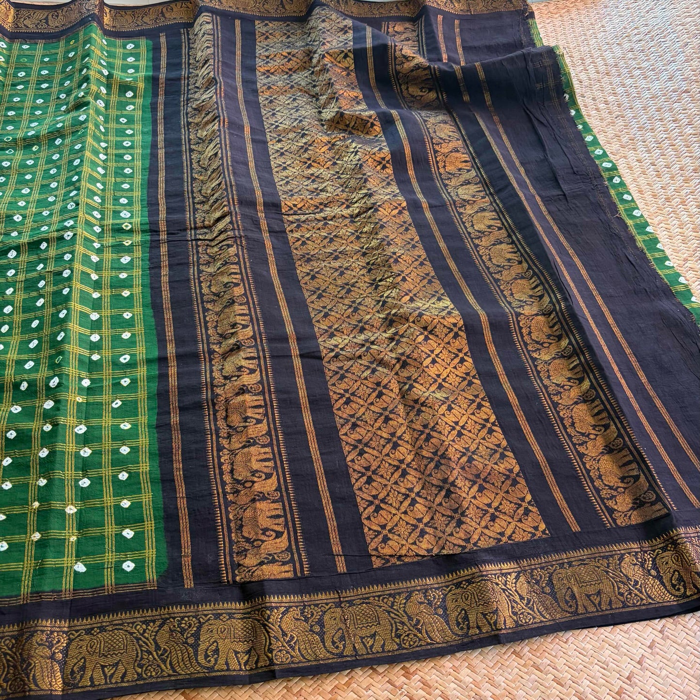 Green Saree With Black Border, Hand knotted Sungudi On Cotton saree, Kaikattu Sungudi