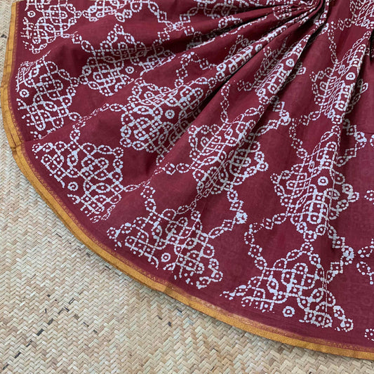 Madisar 9.5 Yards Brown Sungudi Saree With Kolam Wax Print.