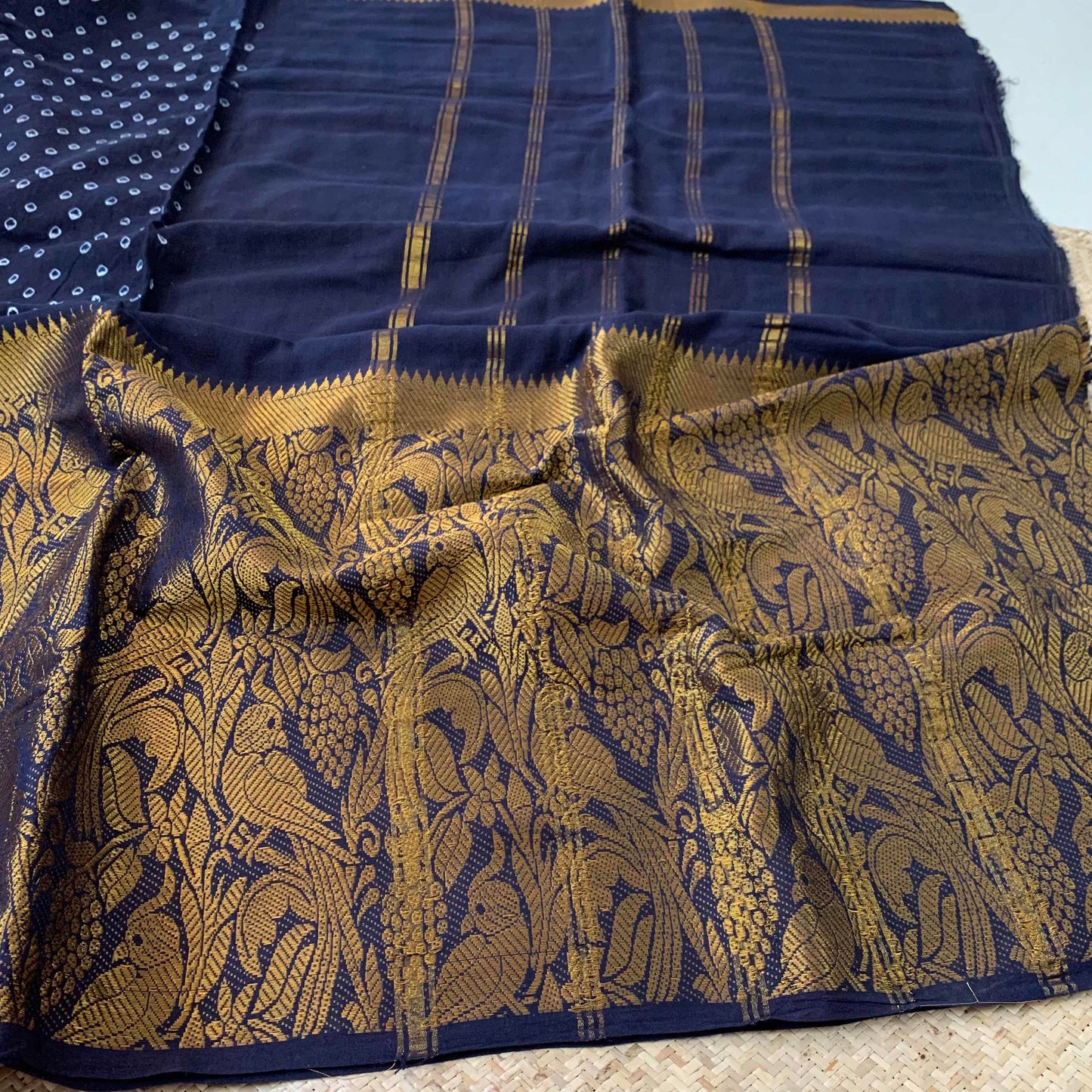 Navy Blue, Hand knotted Sungudi On a Wide Parrot Border Cotton saree, Kaikattu Sungadi